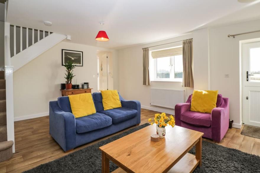 STABLES COTTAGE, pet friendly, character holiday cottage in Bowerhill