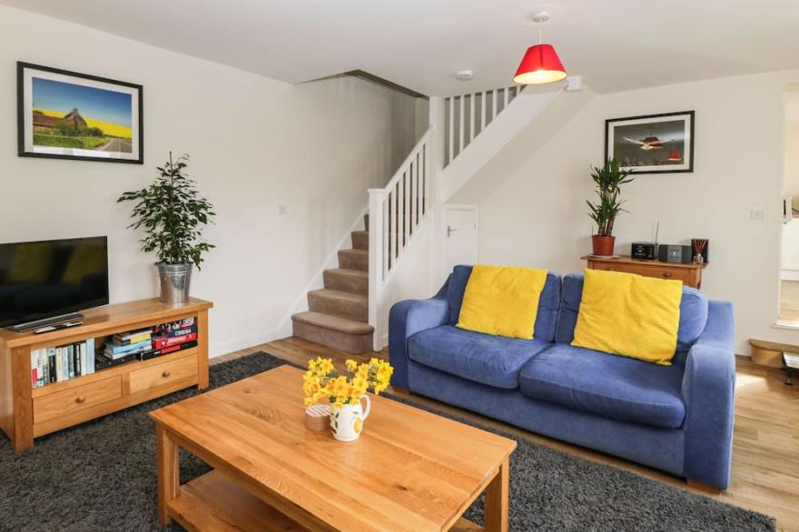 STABLES COTTAGE, pet friendly, character holiday cottage in Bowerhill