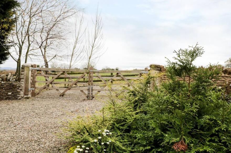 BROADWAY LANDS FARM, pet friendly, with hot tub in Little Dewchurch