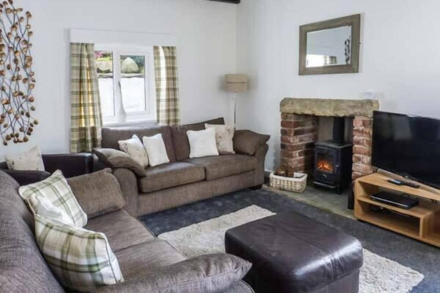 THE NOOK, family friendly, with open fire in Bowness-On-Windermere