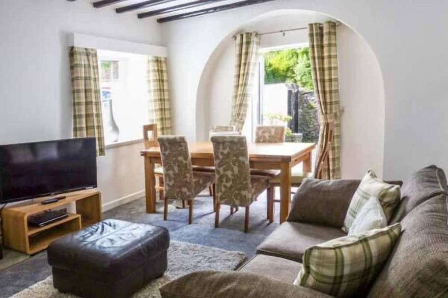 THE NOOK, family friendly, with open fire in Bowness-On-Windermere