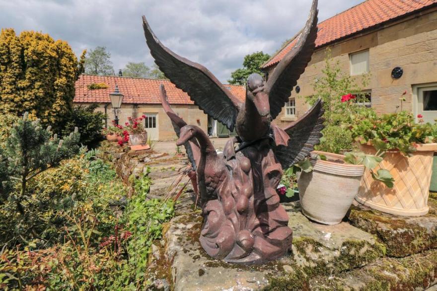 WITCHES COTTAGE, pet friendly, luxury holiday cottage in Helmsley