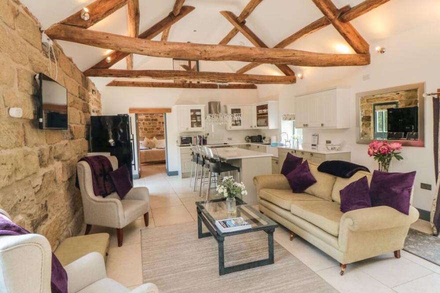 WITCHES COTTAGE, pet friendly, luxury holiday cottage in Helmsley