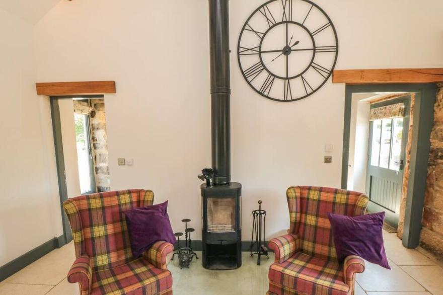 WITCHES COTTAGE, pet friendly, luxury holiday cottage in Helmsley