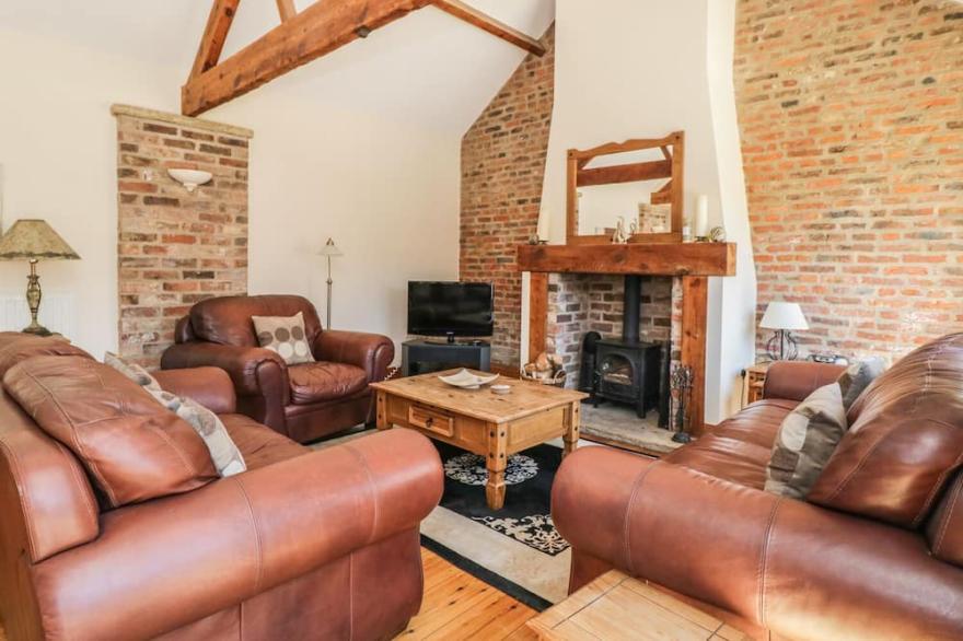 WHEELHOUSE COTTAGE, family friendly, with open fire in Sowerby