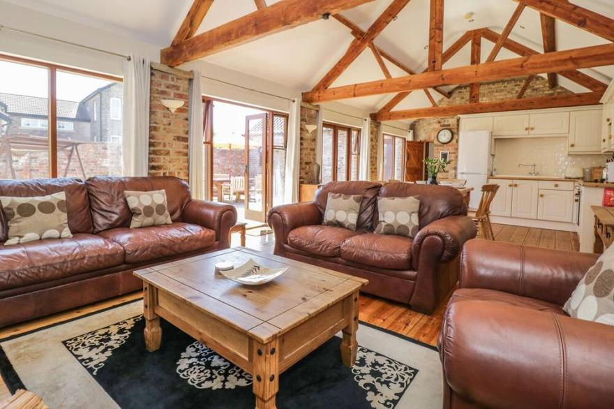 WHEELHOUSE COTTAGE, family friendly, with open fire in Sowerby