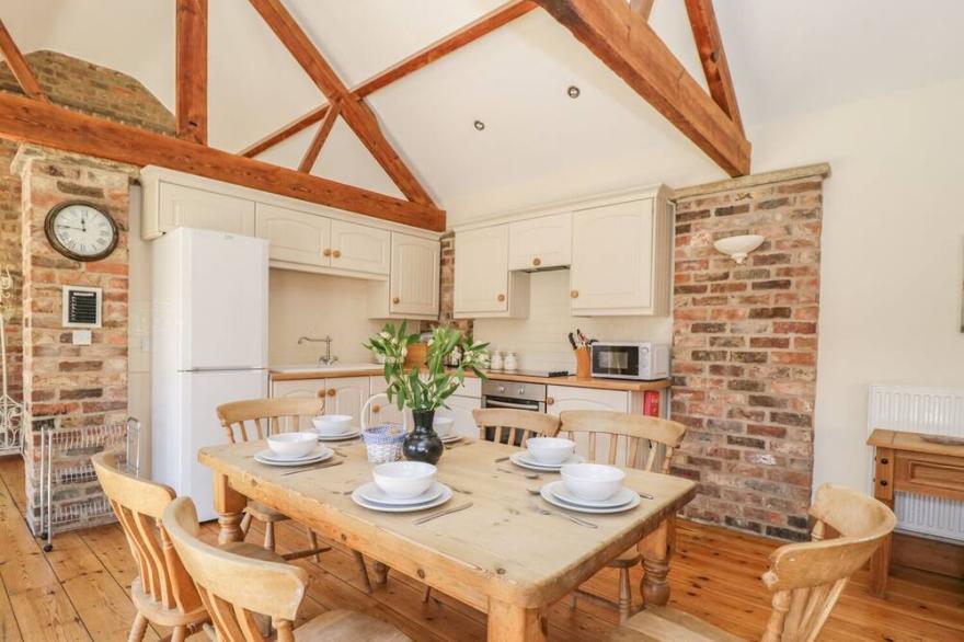 WHEELHOUSE COTTAGE, family friendly, with open fire in Sowerby