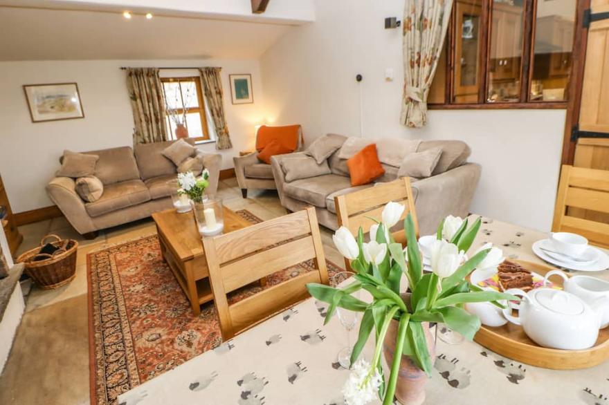 PADLEY BARN, family friendly, character holiday cottage in Hurst