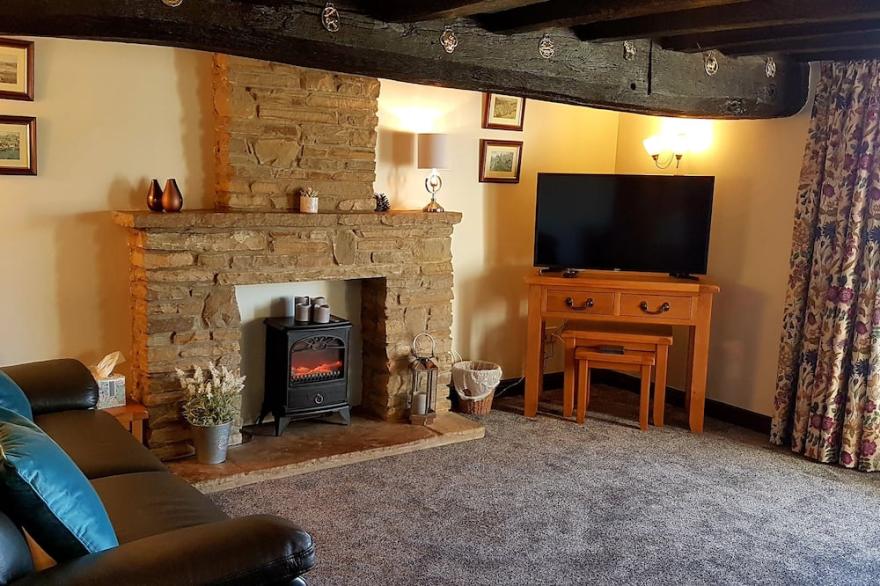 WETHERCOTE COTTAGE, pet friendly, with a garden in Helmsley