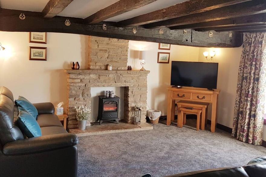 WETHERCOTE COTTAGE, pet friendly, with a garden in Helmsley