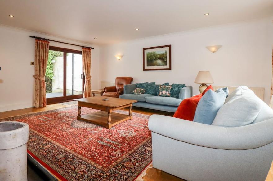 SNOWDROP, family friendly, luxury holiday cottage in Wadebridge