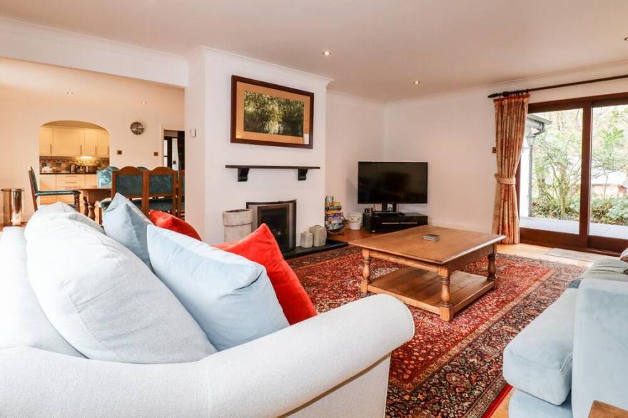 SNOWDROP, family friendly, luxury holiday cottage in Wadebridge