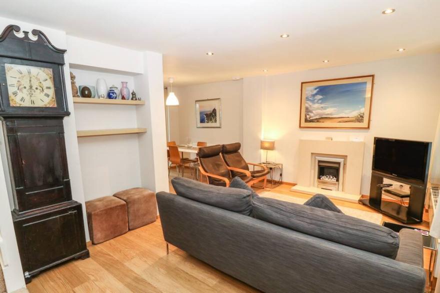 10 TYDDYN ADI, pet friendly, with a garden in Morfa Bychan
