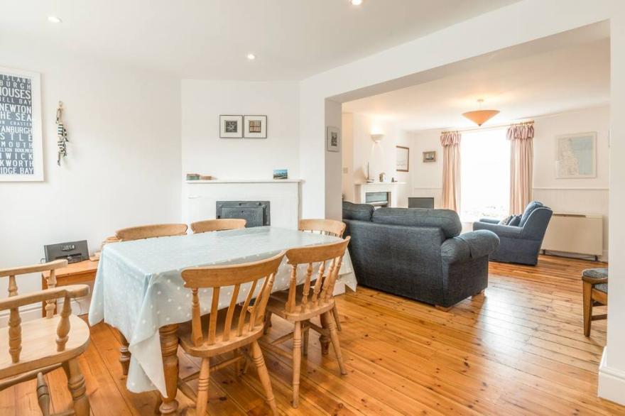 COASTGUARD COTTAGE, family friendly in Low Newton-By-The-Sea