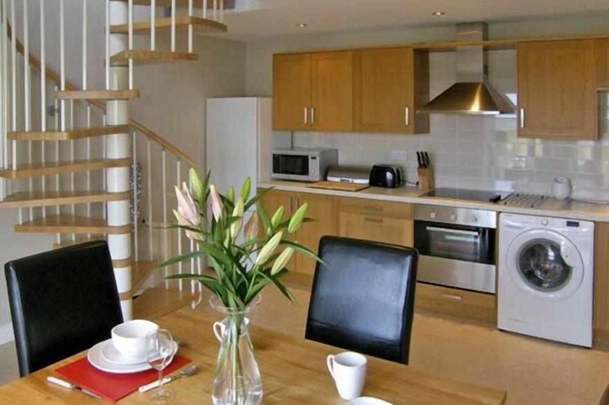YSGUBOR PENRALLT, luxury holiday cottage in Y Felinheli