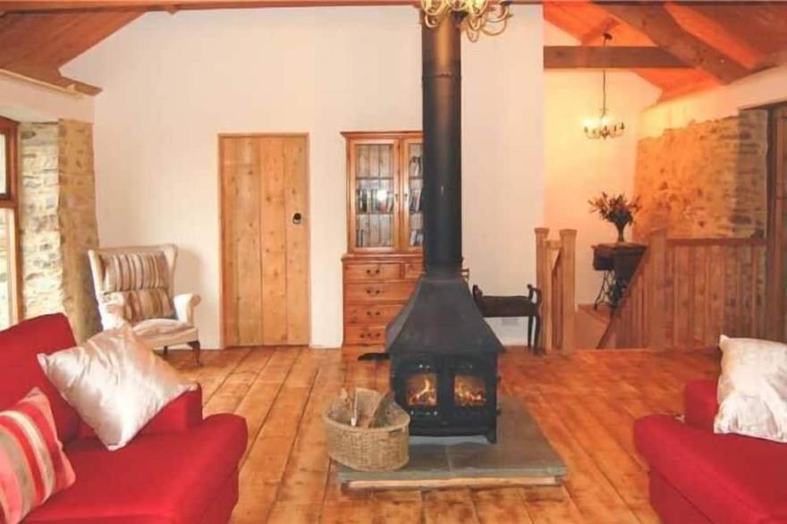 VIRVALE BARN, pet friendly, character holiday cottage in Combe Martin