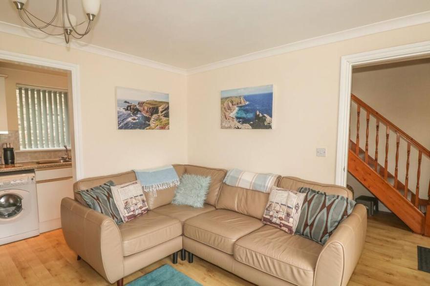 KINGFISHER HOUSE, pet friendly, with a garden in Tintagel