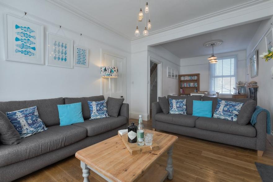 Sea Ayr - Contemporary Town House - Sleeps 8 with Parking For Two Cars
