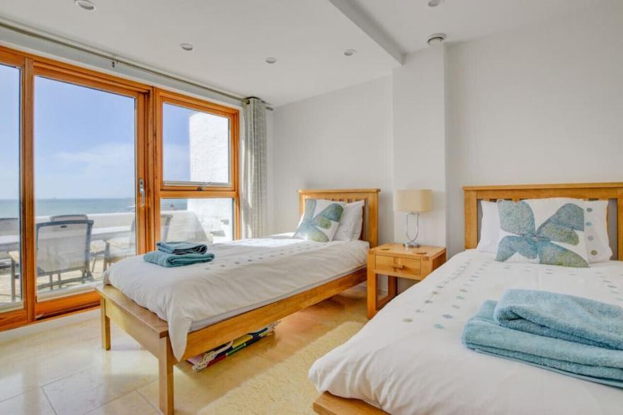 Ocean Blue - Three Bedroom House, Sleeps 6