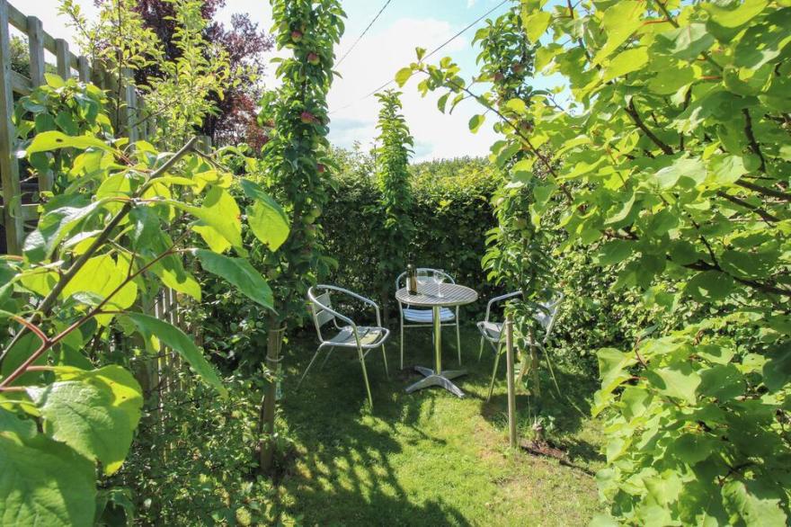 PLUM HILL APARTMENT, pet friendly, with a garden in Oswestry