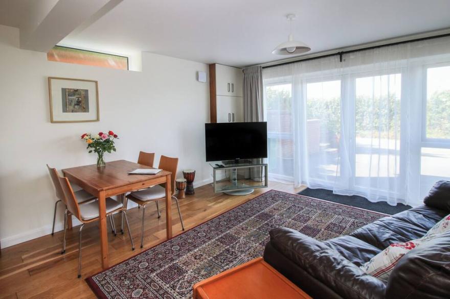 PLUM HILL APARTMENT, pet friendly, with a garden in Oswestry
