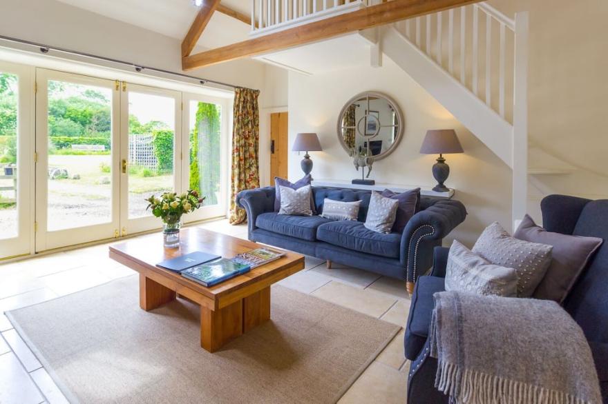 CROFT COTTAGE, family friendly, luxury holiday cottage in Embleton