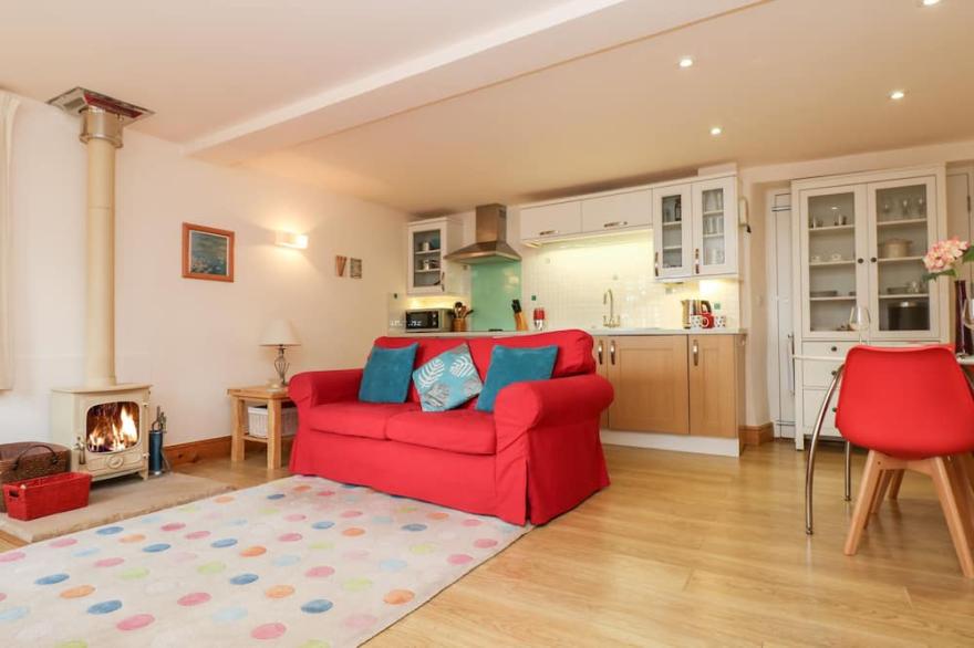PLUM COTTAGE, romantic, character holiday cottage in Crediton