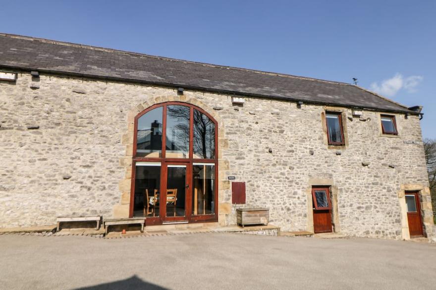 BROADWAY BARN, pet friendly, with a garden in Priestcliffe