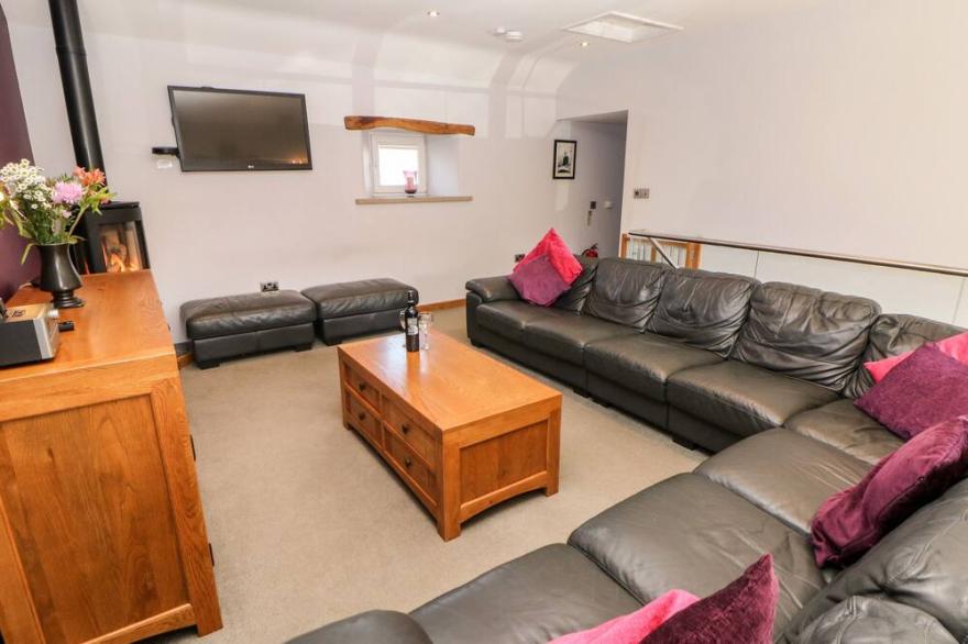 BROADWAY BARN, pet friendly, with a garden in Priestcliffe