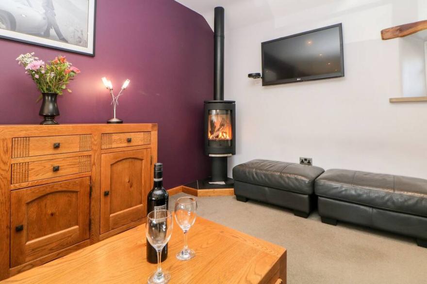 BROADWAY BARN, pet friendly, with a garden in Priestcliffe