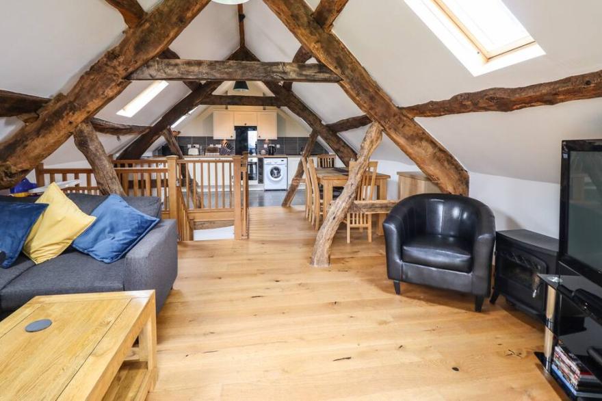 YSGUBOR LAS, family friendly, character holiday cottage in Dolgellau