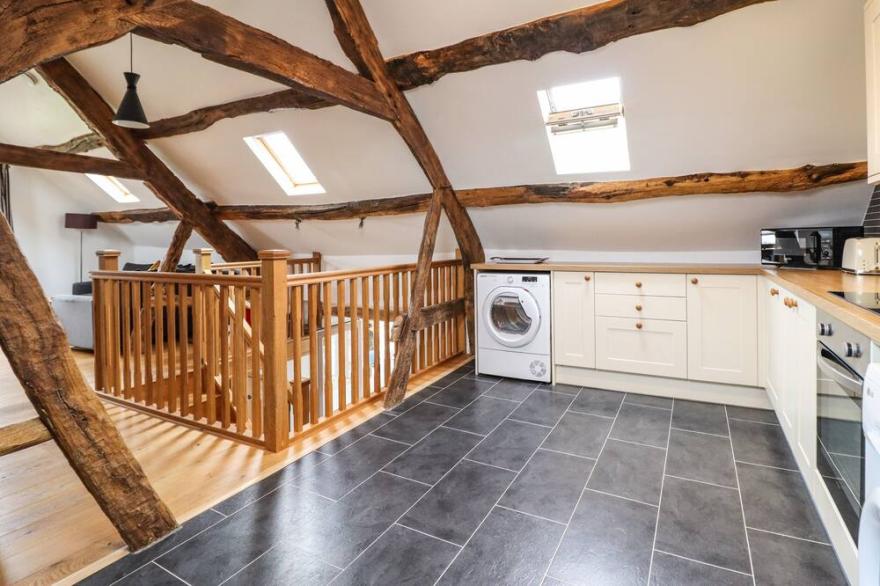 YSGUBOR LAS, family friendly, character holiday cottage in Dolgellau