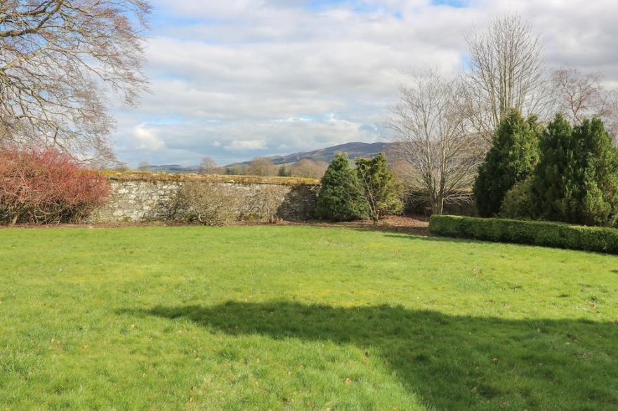 SWEETPEA COTTAGE, pet friendly, character holiday cottage in Biggar