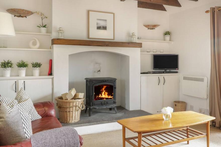 SWEETPEA COTTAGE, pet friendly, character holiday cottage in Biggar