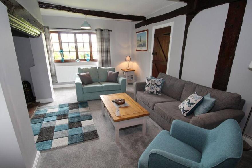 STALLINGTON HALL FARM, pet friendly, with hot tub in Stallington