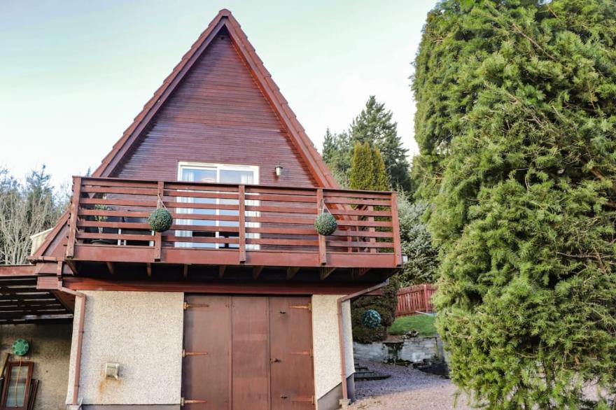 LARCHFIELD CHALET 1, pet friendly, with a garden in Strathpeffer