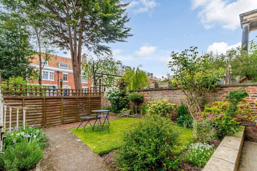 THE BOLTHOLE, luxury holiday cottage, with a garden in Whitby