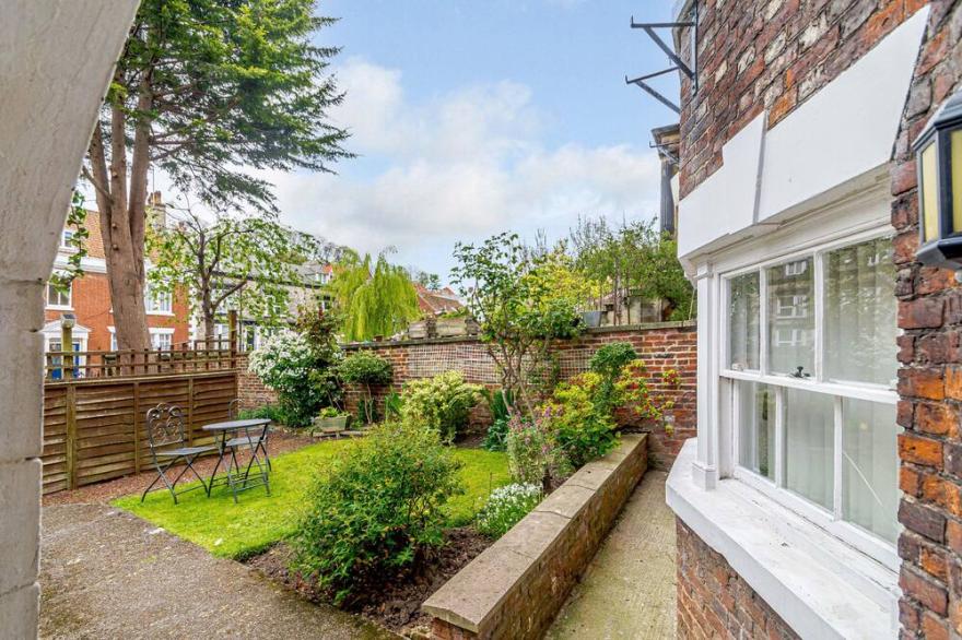 THE BOLTHOLE, luxury holiday cottage, with a garden in Whitby