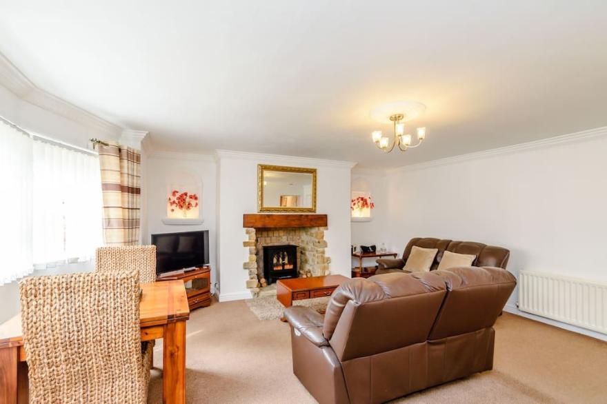 THE BOLTHOLE, luxury holiday cottage, with a garden in Whitby