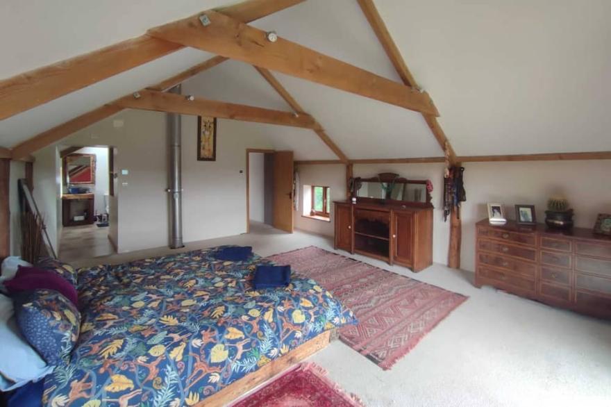 4 bed barn, 2xSafari Tents, Pool-HotTub-Sauna 24px