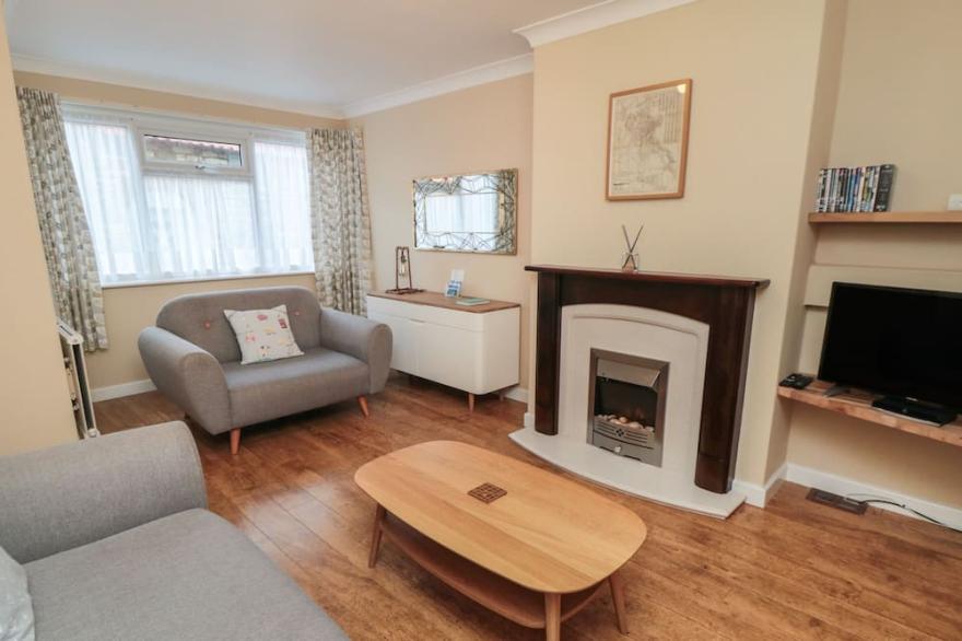 NO. 1 KELLY COTTAGES, family friendly, with a garden in Scarborough