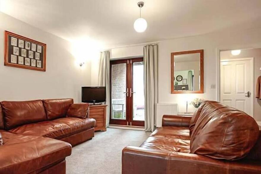 BERRY BANKS COTTAGE, family friendly, with a garden in Whitby