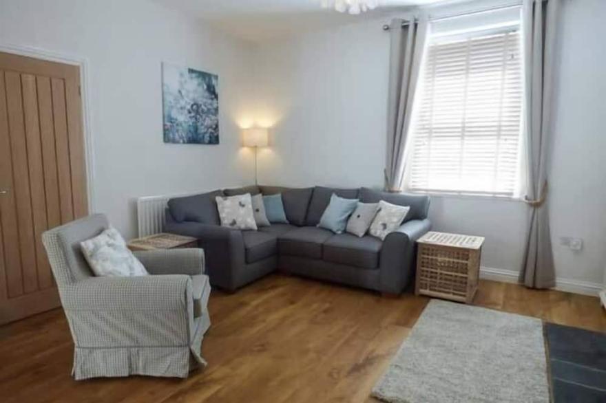 SILVERSANDS COTTAGE, pet friendly, country holiday cottage in Amble