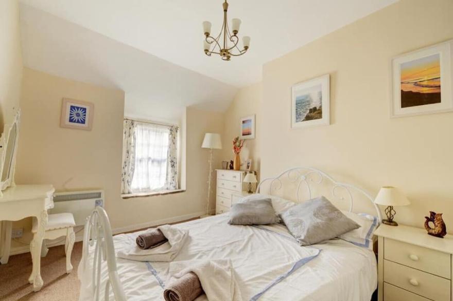 West North Cottage - Two Bedroom House, Sleeps 3