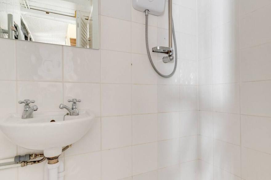 West North Cottage - Two Bedroom House, Sleeps 3