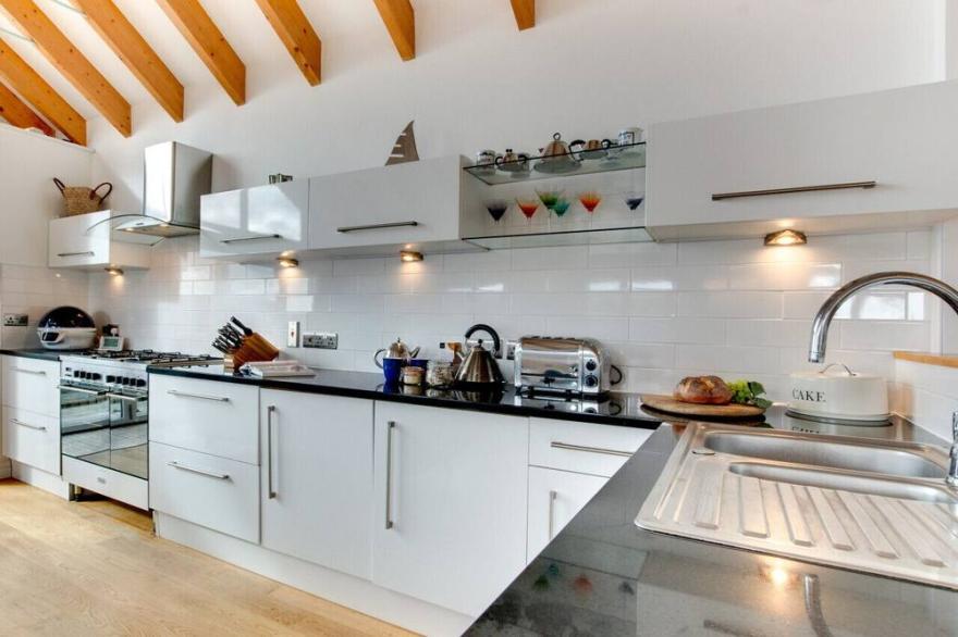 Yardarm Cottage - Three Bedroom House, Sleeps 6