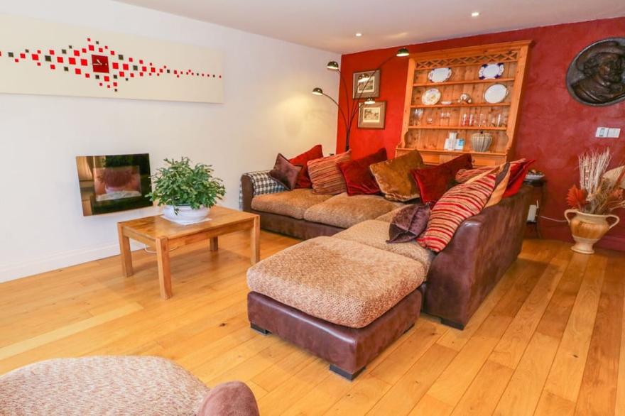 STONEGARTH MEWS, romantic, luxury holiday cottage in Grasmere