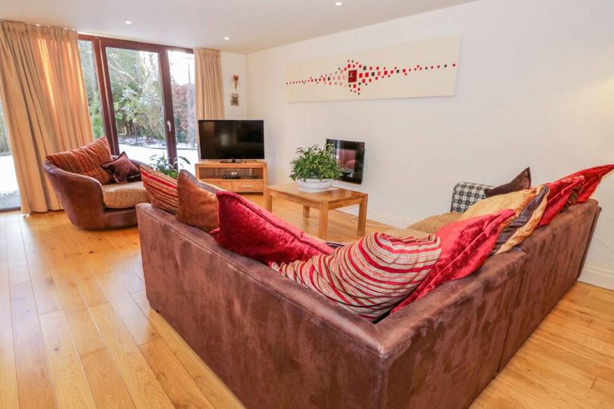 STONEGARTH MEWS, romantic, luxury holiday cottage in Grasmere
