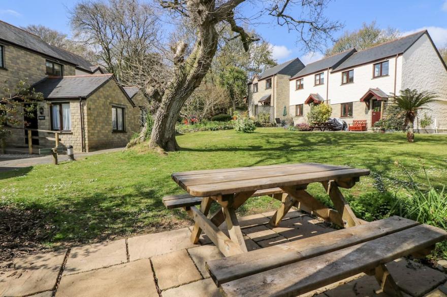 OAK COTTAGE, pet friendly, with a garden in Falmouth