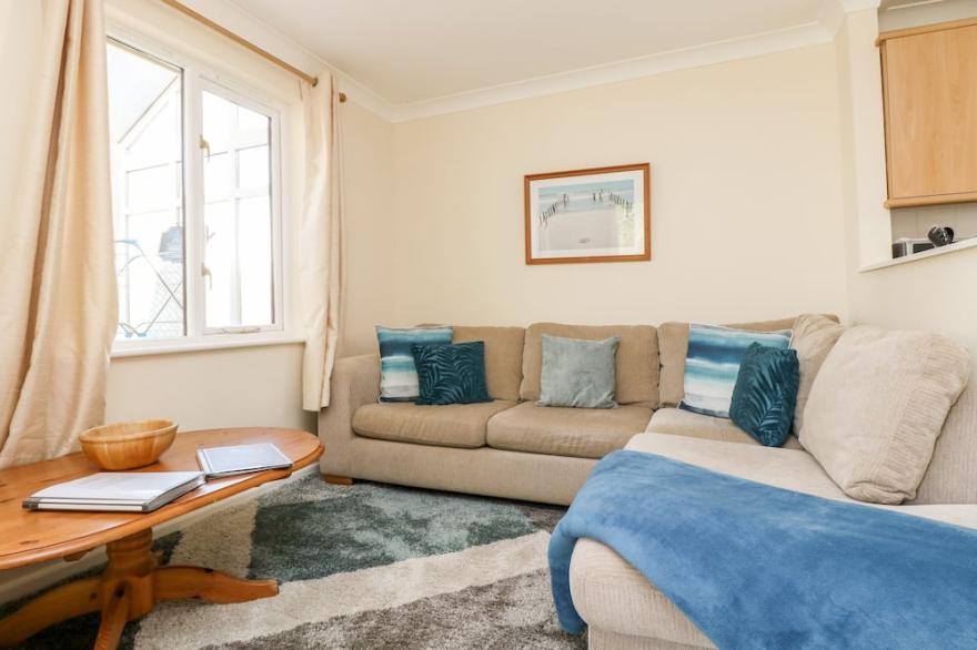 OAK COTTAGE, pet friendly, with a garden in Falmouth